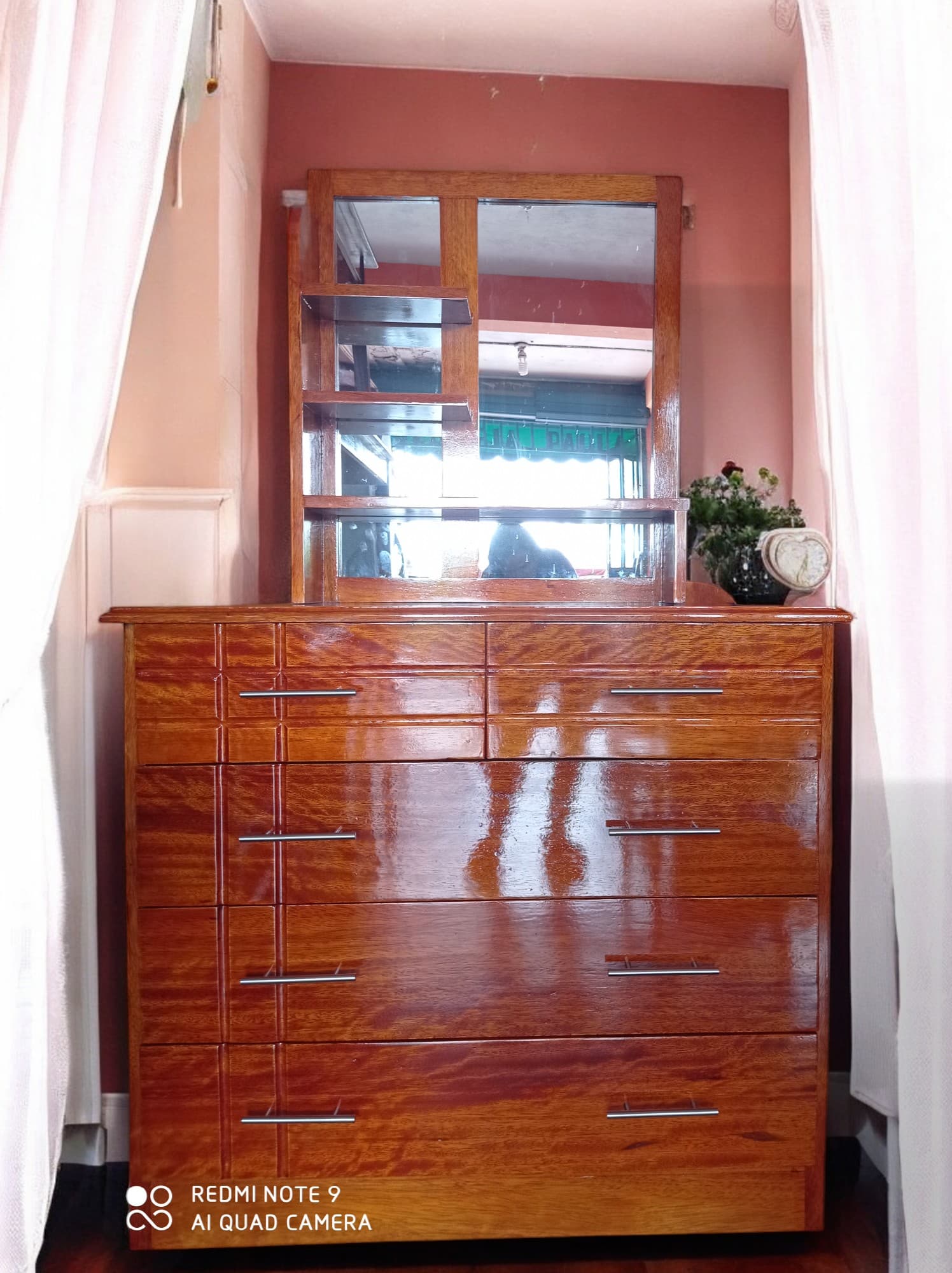 Cómoda de Madera con Espejo y Acabado Brillante